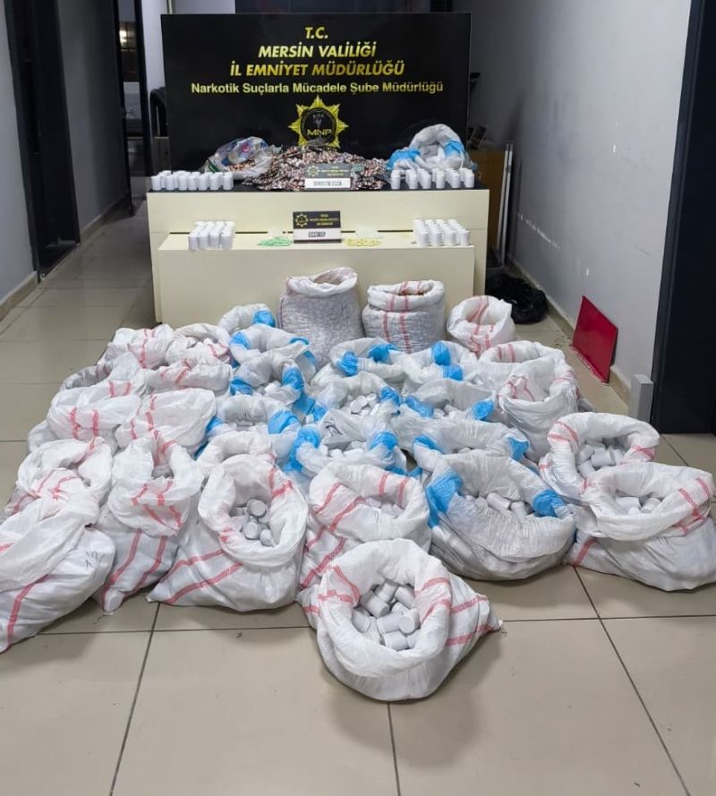 HASTANE OTOPARKINDAKİ ARAÇTA 256 BİNDEN FAZLA SENTETİK ECZA ELE GEÇİRİLDİ: 4 GÖZALTI