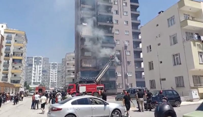 MERSİN’DE 10 KATLI BİNADA YANGIN: SAĞLIK EKİPLERİ DUMANDAN ETKİLENENLERE MÜDAHALE ETTİ