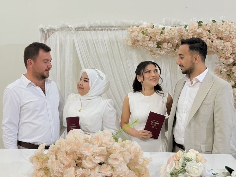 KARDEŞLERİN ÇİFTE MUTLULUĞU: AYNI GÜN EVLENİP, BİRBİRLERİNE ŞAHİT OLDULAR