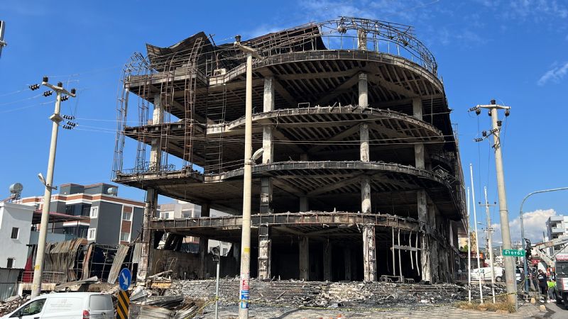 MOBİLYA MAĞAZASI KÜLE DÖNDÜ, SOĞUTMA ÇALIŞMASI SABAHA KADAR SÜRDÜ