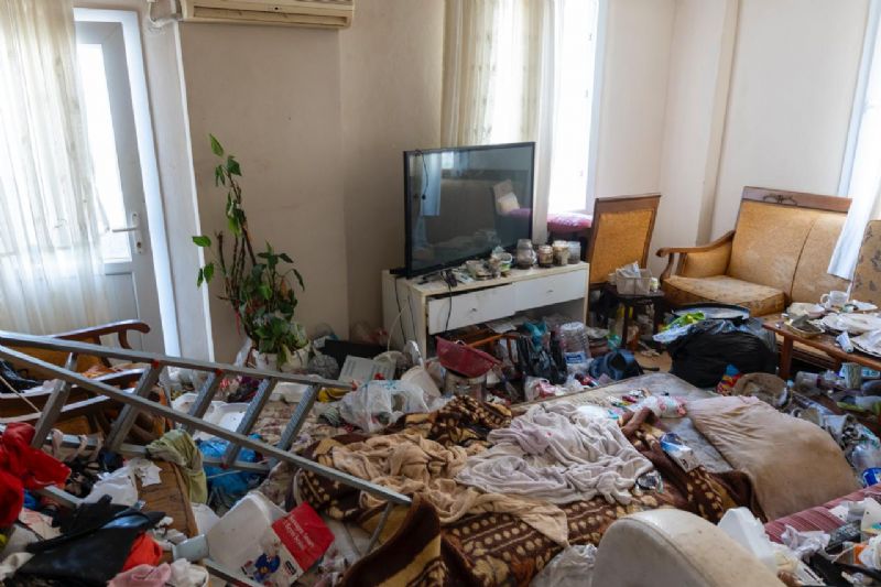 ÇÖP EVDEN 5 KAMYON ATIK ÇIKARILDI