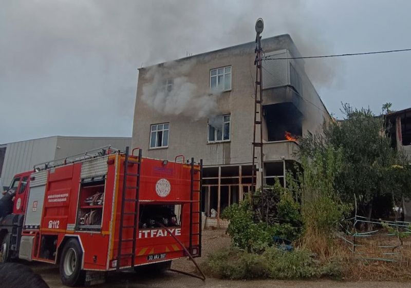 EV YANGININDA MAHSUR KALAN KADIN KURTARILDI