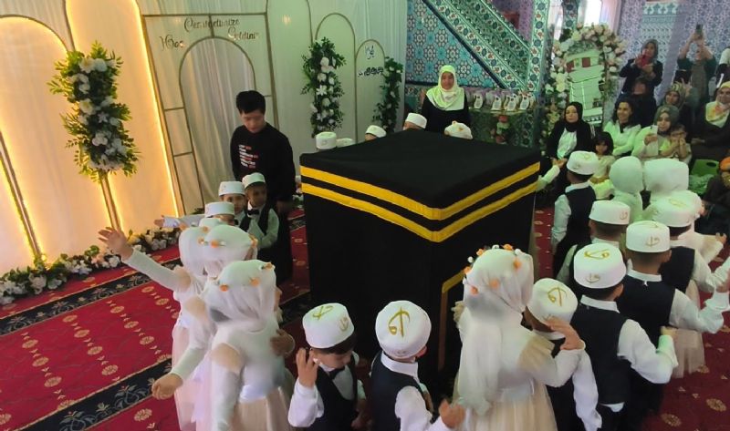 KABE HASRETİYLE GÖZYAŞLARINA BOĞULAN GENCİN DUASI YÜREKLERİ DAĞLADI