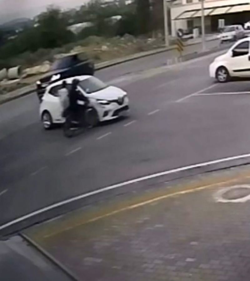 OTOMOBİLLE ÇARPIŞAN MOTOSİKLETTEKİ 2 KİŞİ YARALANDI, KAZA KAMERAYA YANSIDI