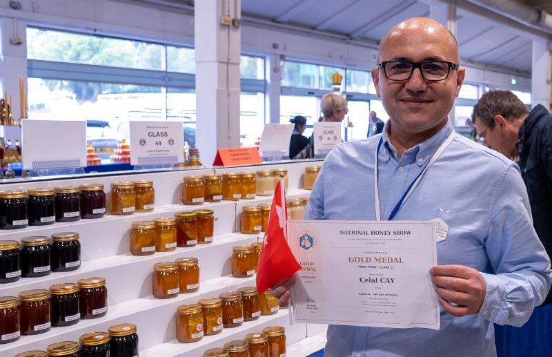 EĞRİÇAYIR YAYLASI’NIN BEREKETİ: TÜRK BALI ALTIN MADALYA KAZANDI DÜNYA BİRİNCİSİ OLDU