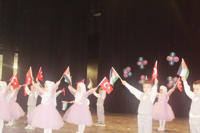 MİNİKLERİN SAHNE PERFORMANSI İLGİYLE İZLENDİ