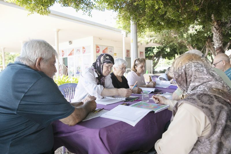 ALZHEİMER HASTALARI DENİZ KENARINDA KEYİFLİ BİR GÜN GEÇİRDİ