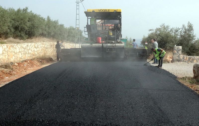 AKDENİZ’İN SOKAKLARINDA  ASFALTLAMA ÇALIŞMALARI ARALIKSIZ SÜRÜYOR