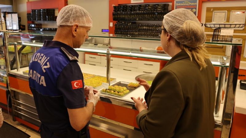 AKDENİZ’DE BAYRAM ÖNCESİ GIDA DENETİMLERİ SIKILAŞTIRILDI