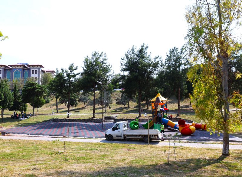 TOROSLAR’IN PARK VE YEŞİL ALANLARI BAKIMDAN GEÇİYOR 