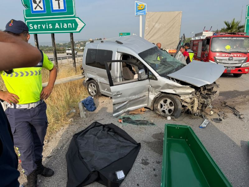 TARSUS’TA OTOMOBİL TIRA ÇARPTI: 1 ÖLÜ, 4 YARALI