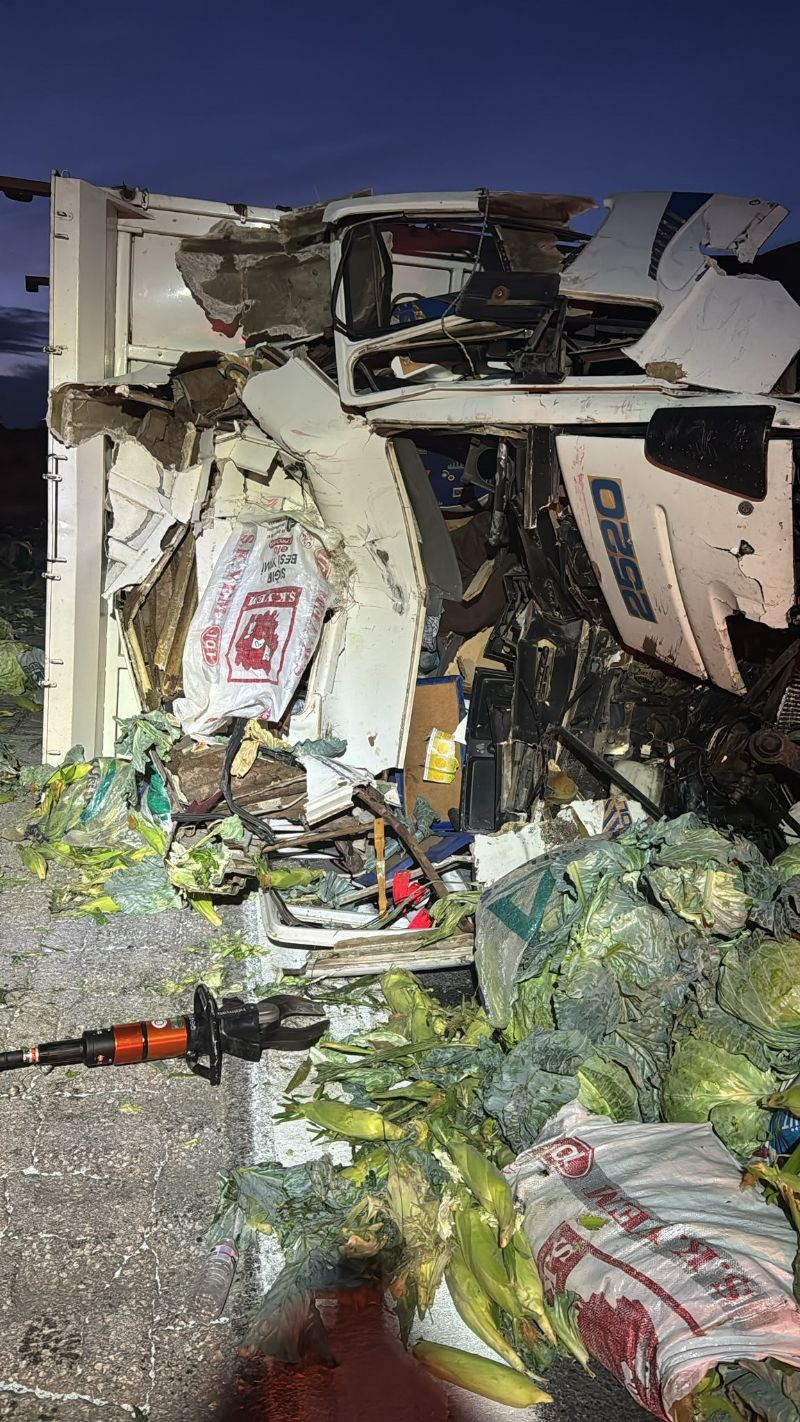 TARSUS-POZANTI OTOYOLUNDA KAMYON İLE TIR ÇARPIŞTI: 1 ÖLÜ