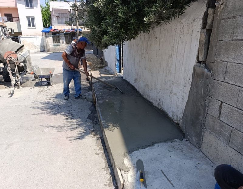 AKDENİZ’DE ALTYAPI ÇALIŞMALARI SONRASI BOZULAN YOLLAR ASFALTLANIYOR