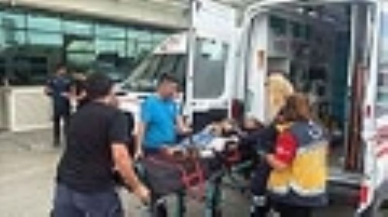 OTOYOLDA MİNİBÜS VE 2 TIRIN KARIŞTIĞI KAZADA 11 KİŞİ YARALANDI