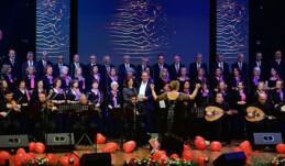 Başkan Seçer ve Meral Seçer, koro ile birlikte şarkı söyledi