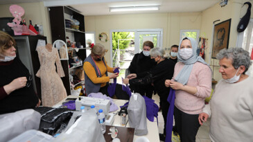 Gönüllü Kadınlar 8 Mart İçin Dikiyor