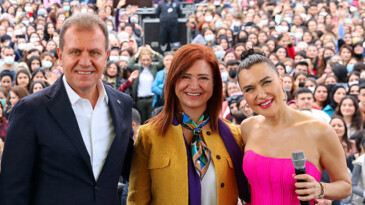 Kadınlar Şevval Sam konserinde 8 Mart’ı kutladı