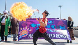 Dünya Tiyatro Günü’nde karnaval gibi yürüyüş