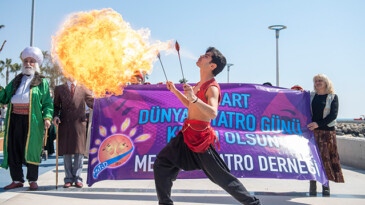Dünya Tiyatro Günü’nde karnaval gibi yürüyüş