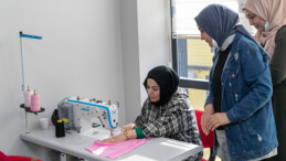 İlk kursiyerler dikiş makinalarının başında kolları sıvadı