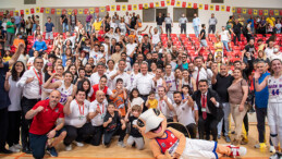 Seçer, galibiyet sevincine ortak oldu