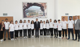 Özyiğit, şampiyon kızlarla buluştu