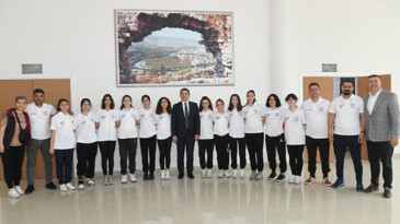 Özyiğit, şampiyon kızlarla buluştu
