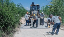GÜLNAR’DA YOL ÇALIŞMALARI SÜRÜYOR