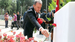 SEÇER, BAYRAM ARİFESİNDE ŞEHİTLİĞİ ZİYARET ETTİ
