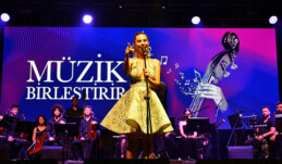 ZEYNEP CASALİNİ, FESTİVALDE SAHNE ALDI