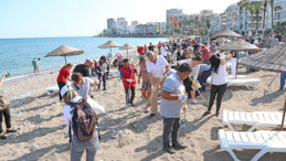 MEZİTLİ BELEDİYESİ AİLESİ SAHİL TEMİZLİĞİ YAPTI