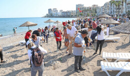 MEZİTLİ BELEDİYESİ AİLESİ SAHİL TEMİZLİĞİ YAPTI