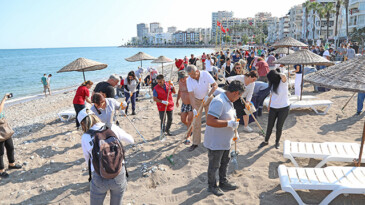 MEZİTLİ BELEDİYESİ AİLESİ SAHİL TEMİZLİĞİ YAPTI