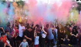 TARSUSLU GENÇLER RENK PARTİSİ İLE DOYASIYA EĞLENDİ