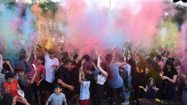 TARSUSLU GENÇLER RENK PARTİSİ İLE DOYASIYA EĞLENDİ