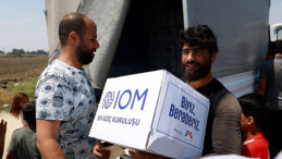 MEVSİMLİK TARIM İŞÇİLERİNE HİJYEN KOLİLERİ DAĞITILDI