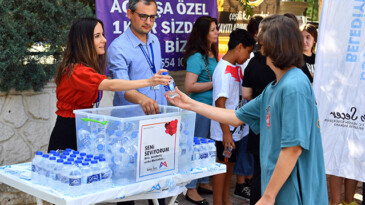 LGS’YE GİREN ÖĞRENCİLER SU İKRAMIYLA KARŞILANDI