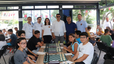 SATRANÇ ŞAMPİYONLARI ÖDÜLLERİNİ ALDI