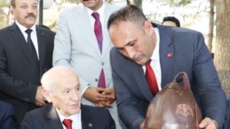 BAŞKAN YILMAZ’DAN  BAHÇELİ’YE ANLAMLN HEDİYE