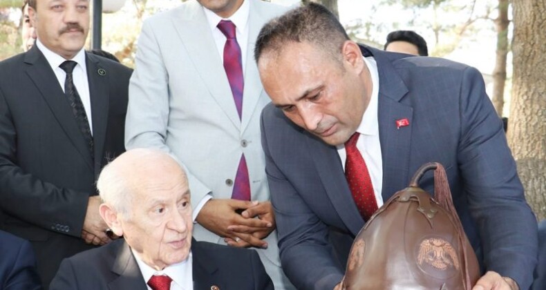 BAŞKAN YILMAZ’DAN  BAHÇELİ’YE ANLAMLN HEDİYE