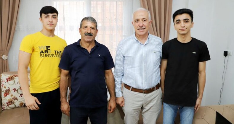 BAŞKAN GÜLTAK’TAN YKS TÜRKİYE 496’NCISI DENİZ’E ZİYARET
