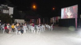 YENİŞEHİR’DE AÇIK HAVADA SİNEMA KEYFİ SÜRÜYOR