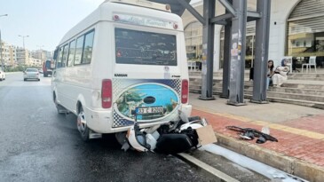 OTOMOBİL MOTOSİKLETE ÇARPTI: 2 YARALI