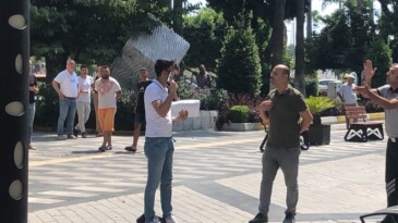 SGK ÖNÜNDE SİLAHI BAŞINA DAYADI, KORKU DOLU ANLAR YAŞATTI