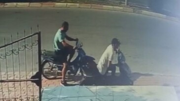 İŞ YERİNİN ÖNÜNE PARK ETTİĞİ MOTOSİKLETİNİ ÇALDILAR
