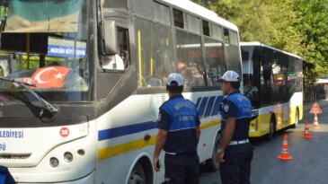 BÜYÜKŞEHİR ZABITASI TOPLU TAŞIMA ARAÇLARINI DENETLİYOR