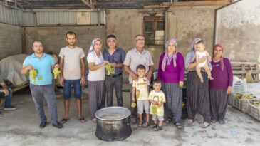 ÜZÜM SIKMA MAKİNESİ İLE ÜRETİCİ HEM ZAMANDAN HEM DE MORALDEN KAZANDI
