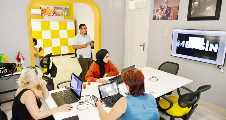 KADINLAR TEMEL TASARIM TEKNİKLERİ ÖĞRENECEK