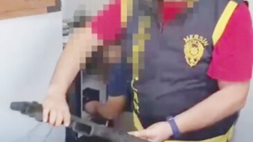 OTO YIKAMACININ KASASINDAN 8 ADET SİLAH ÇIKTI