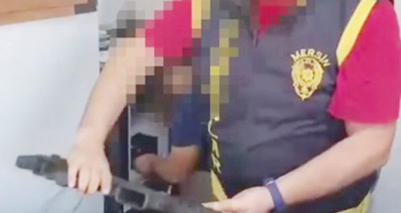 OTO YIKAMACININ KASASINDAN 8 ADET SİLAH ÇIKTI